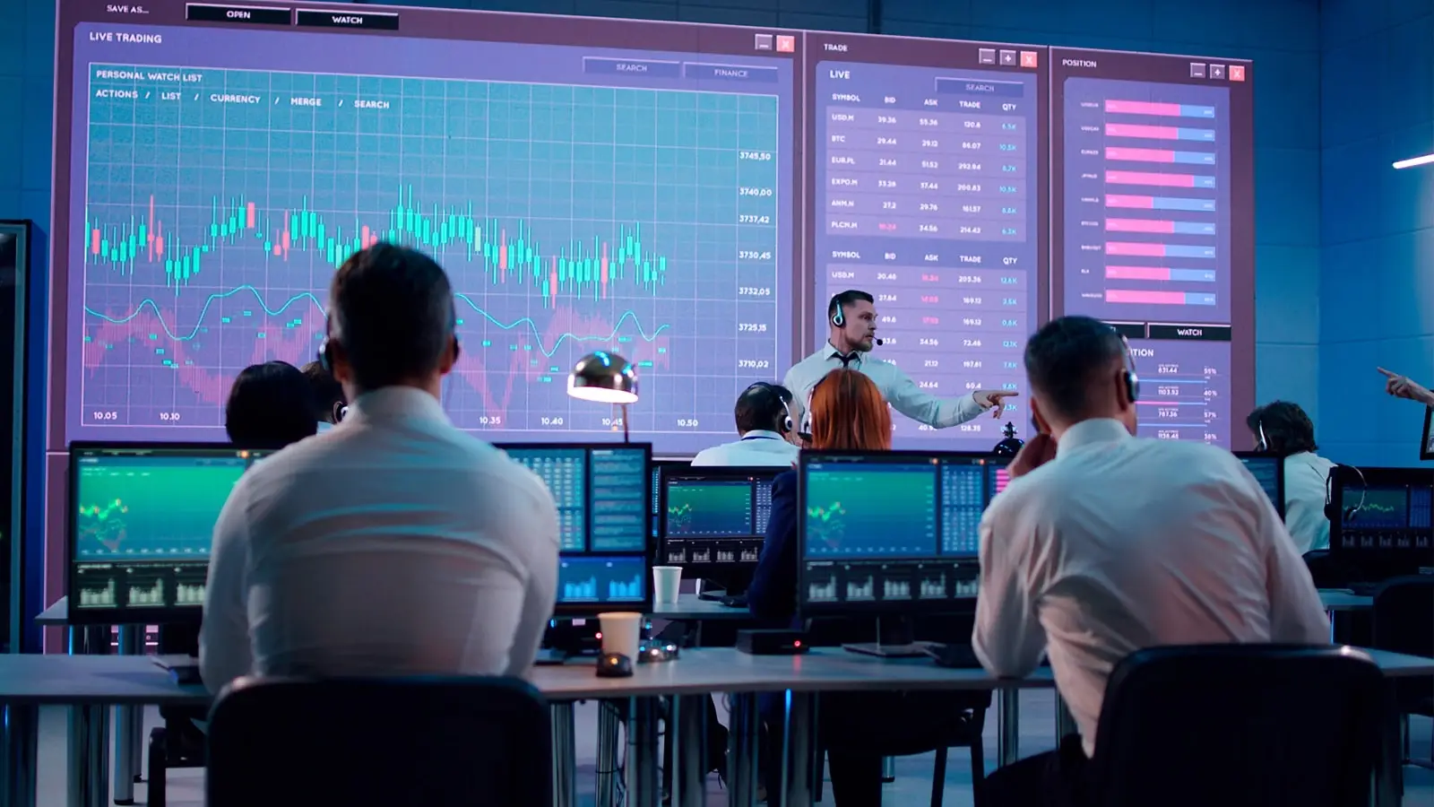 Aktienhändler blicken auf den Alphabet-Chart
