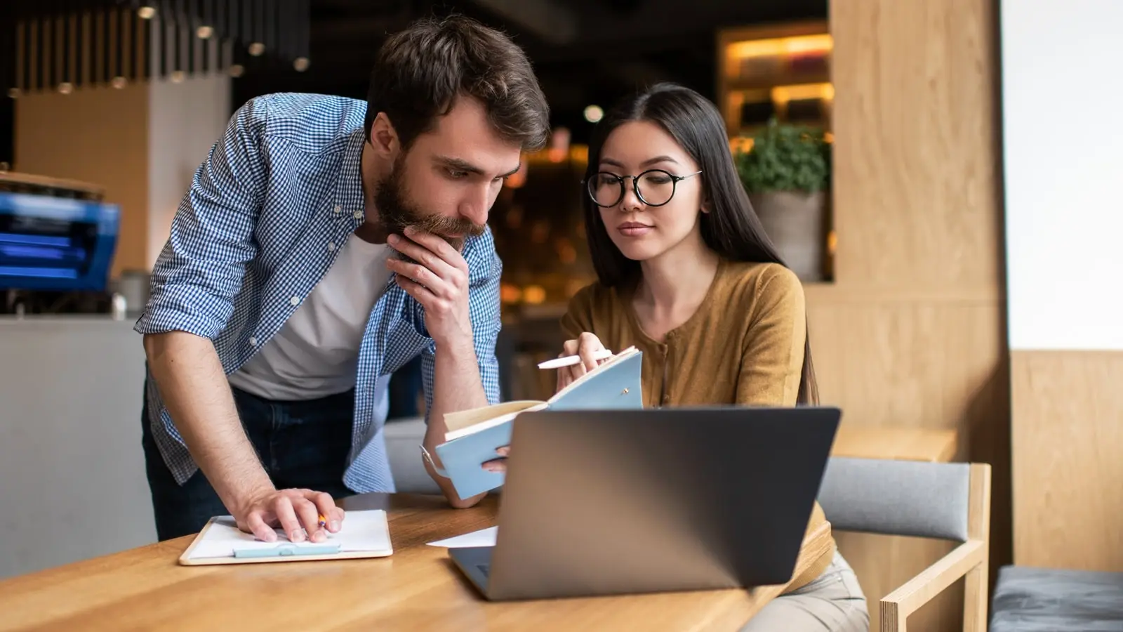 Im Kontext der rasanten technologischen Entwicklungen und dem Aufstieg von Künstlicher Intelligenz (KI) und Chatbots, wie ChatGPT, wird immer häufiger diskutiert, ob Online Marketing und Suchmaschinenoptimierung bald obsolet werden.